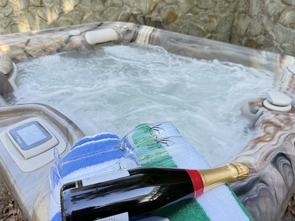 Unwind under the stars with a bubbling soak in the private hot tub—champagne and good vibes encouraged.