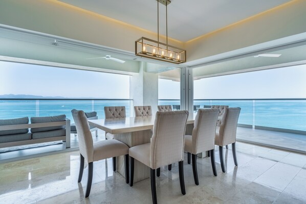 Dining Room Table Harbor North Tower Unit 801