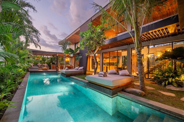 Swimming pool