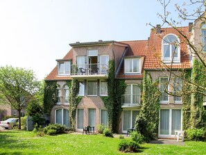Pflanze, Himmel, Gebäude, Fenster, Grün, Baum, Haus, Vegetation, Grundstueck, Gras
