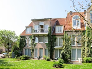 Pflanze, Himmel, Gebäude, Fenster, Grün, Baum, Haus, Vegetation, Grundstueck, Gras