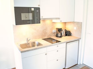Küche, Countertop, Spüle, Küchengerät, Sinken, Cabinetry, Armatur, Major Appliance, Interior Design, Zapfhahn