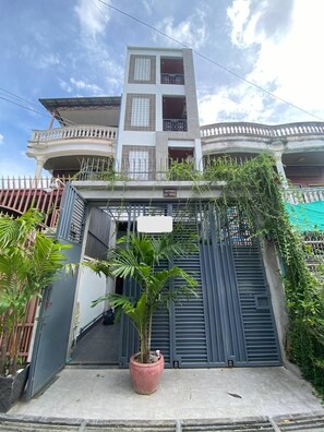 Vista frontal de la propiedad