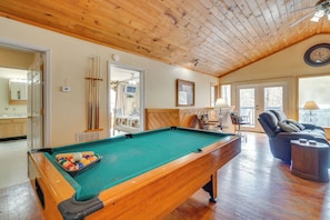 Living Room | Free WiFi | Central A/C & Heating | Smart TV | Board Games