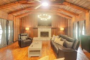 Living Room | Free WiFi | Smart TV