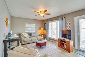 Living Room | Free WiFi | Central A/C & Heat | Smart TV | Main Floor