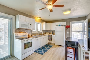 Kitchen | Single-Serve Coffee Maker | Blender | Toaster | Main Floor