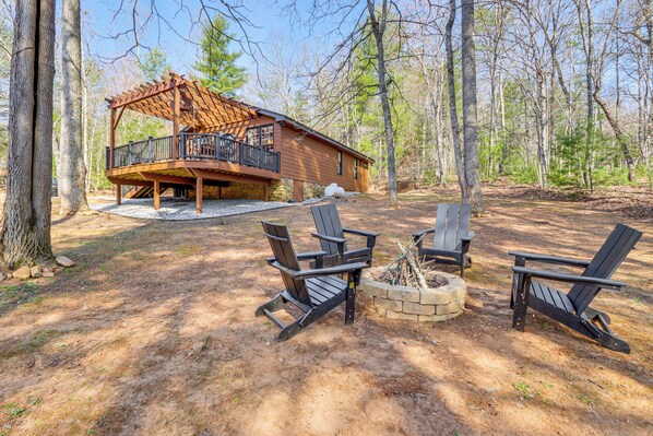 Blairsville Vacation Rental | 2BR | 2BA | 924 Sq Ft | 10 Steps Required