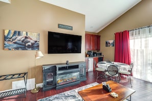 Living Room | Free WiFi | Central Heating & A/C | Smart TV