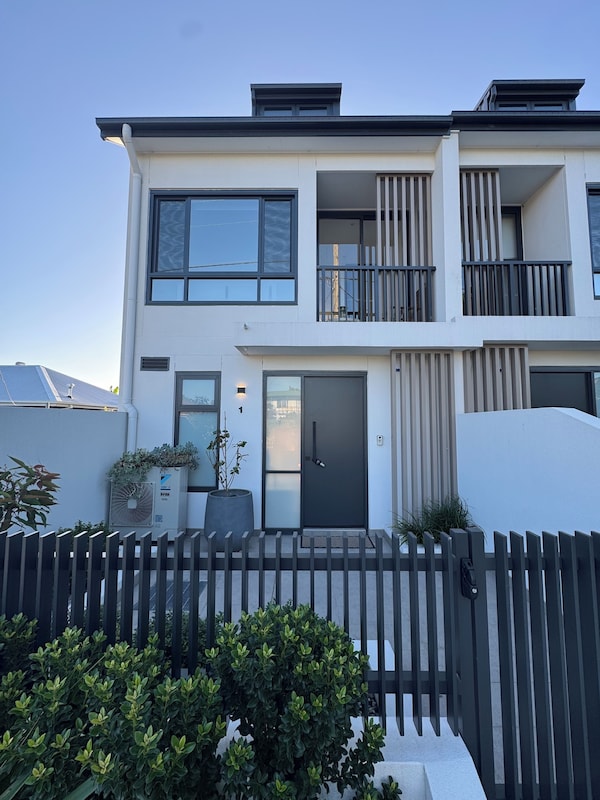 New 3 Bedrooms Townhouse In North Paramatta ᯓ ︎༄.° - Rhodes, Greece