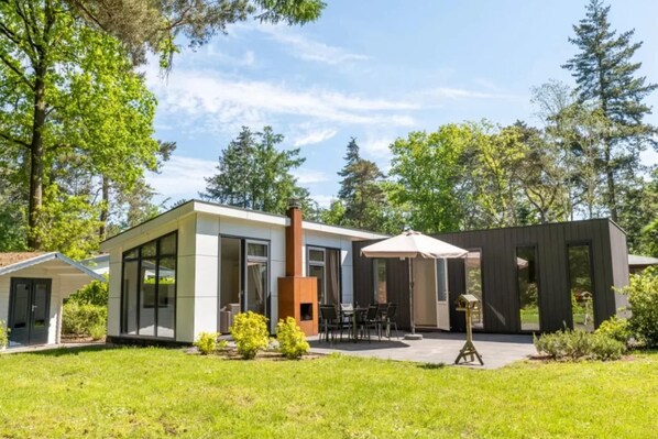 Stugans exteriör [sommar]