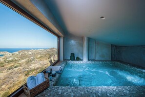 The top floor is dedicated to relaxation and indulgence, boasting a private jacuzzi with six hydromassage jets