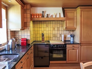 Küche, Countertop, Cabinetry, Küchengerät, Spüle, Holz, Interior Design, Flooring, Armatur, Sinken