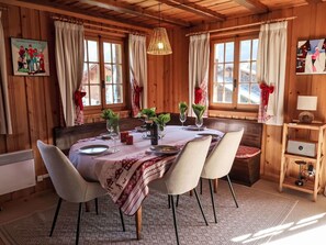 Möbel, Interior Design, Tabelle, Holz, Flooring, Esszimmer, Küche & Esszimmer Tisch, Textil, Stuhl, Fussboden