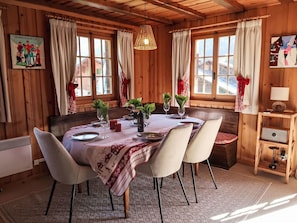 Möbel, Interior Design, Tabelle, Holz, Flooring, Esszimmer, Küche & Esszimmer Tisch, Textil, Stuhl, Fussboden