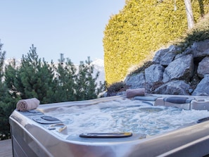 Baignoire, Jacuzzi, Luminaire Plomberie, L'Hiver, Caractéristique De L'Eau, Piscine, Pot De Fleur, Plante D'Appartement