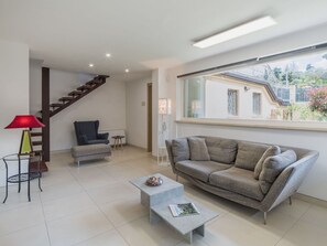Interior Design, Möbel, Flooring, Couch, Fussboden, Wand, Holz, Decke, Wohnzimmer, Zuhause
