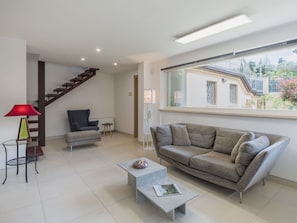 Interior Design, Möbel, Flooring, Couch, Fussboden, Wand, Holz, Decke, Wohnzimmer, Zuhause