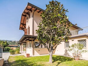 Wohngebiet, Haus, Zuhause, Balkon, Schatten, Garten, Landscaping, Veranda, Auffahrt, Villa
