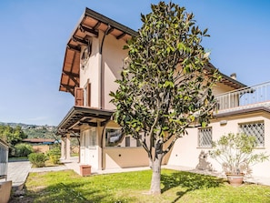 Wohngebiet, Haus, Zuhause, Balkon, Schatten, Garten, Landscaping, Veranda, Auffahrt, Villa
