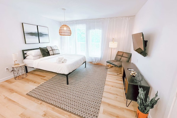 Confortable queen bed, plenty of room