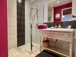salle d'eau de la chambre "cÎté jardin"