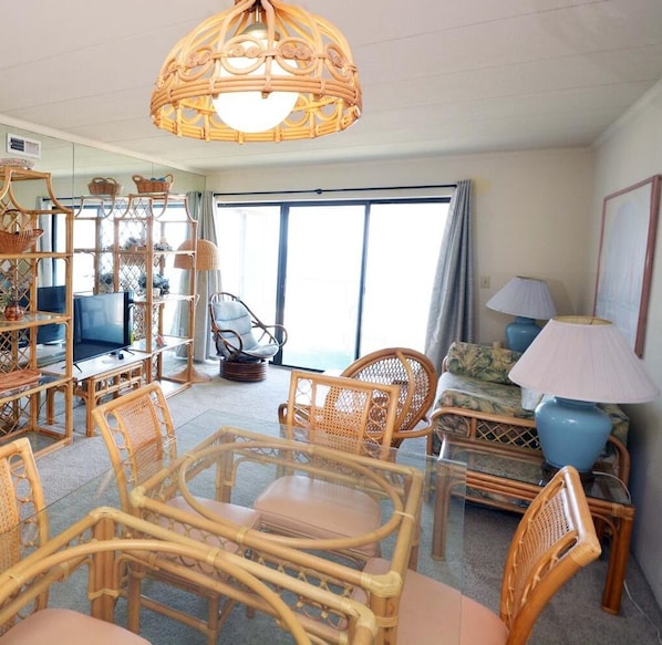 Oceanwalk 407 Dining area