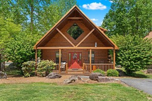 Step into the warmth of Goldilocks Lodge, where a charming front entrance welcomes you to your Smoky Mountain escape.