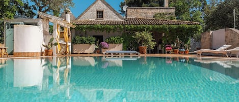 Beautiful trullo, 10m x5m private pool. Outside pizza oven and barbecue