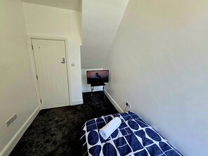 Room 3 32" Smart TV