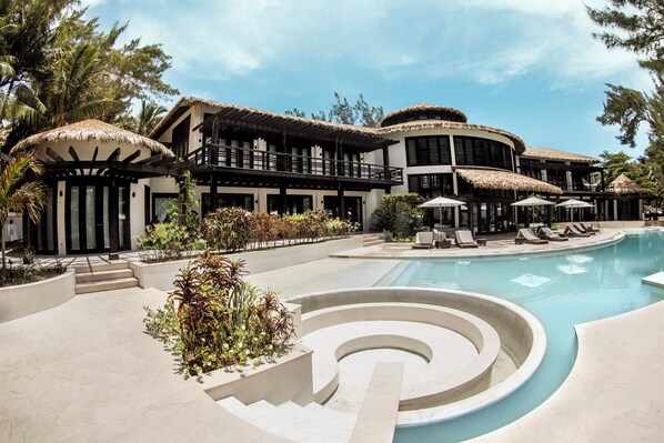 Abrazos Suite 2 – Ground Floor Spa-Access Suite with Indoor & Outdoor Showers