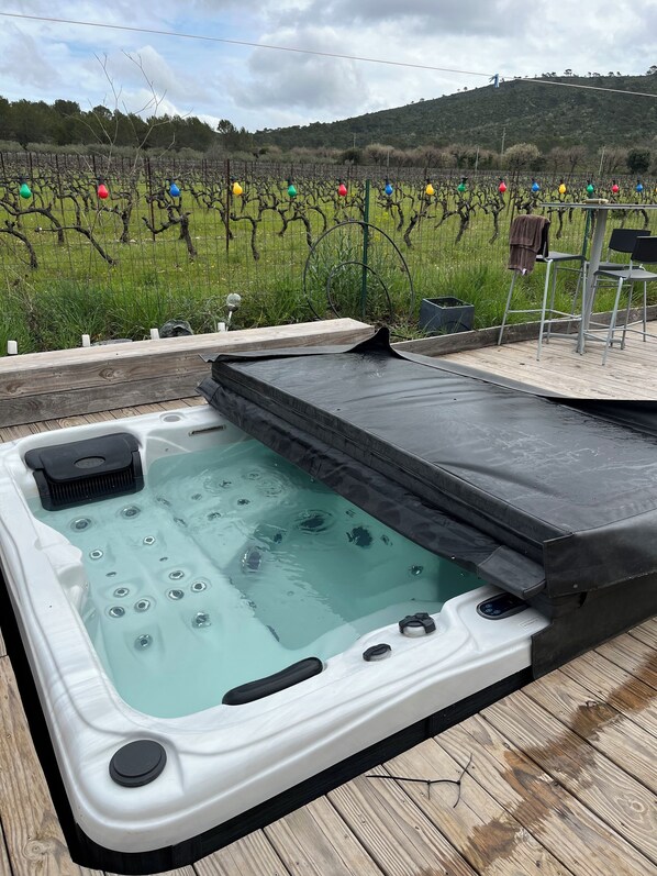Outdoor spa tub