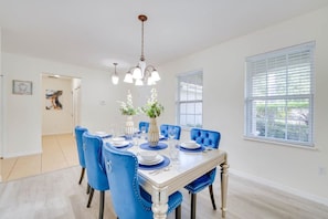 Dining area with a large table, ideal for family meals and gatherings.