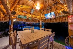 Dine under the Florida sun or stars - BBQ, drinks, and tropical breezes included.