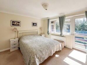 Double bedroom | Broomhurst Court, Dorking
