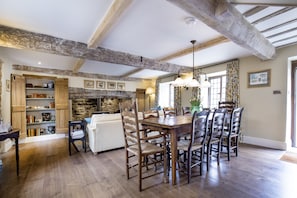 Jerards Dairy, Sandford Orcas, Sherborne: The dining table presented for eight guests