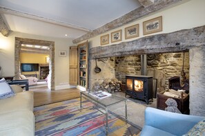 Jerards Dairy, Sandford Orcas, Sherborne: Relax in front of the wood burning stove after dinner