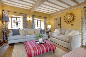 Jerards Dairy, Sandford Orcas, Sherborne: Comfortable seating and a plethora of original features in the formal sitting room