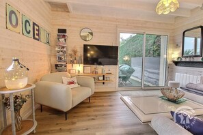 le salon donnant sur la terrasse vue port