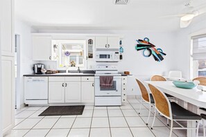Fully equipped kitchen, waiting for you to make the best homemade meal!
