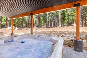 Bañera de hidromasaje al aire libre