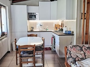 Möbel, Küche, Küchengerät, Major Appliance, Interior Design, Flooring, Countertop, Holz, Fussboden, Haushaltsgerät