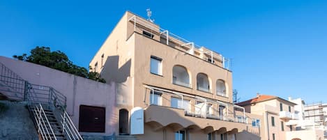 Wall, Architecture, Balcony, Apartment, Concrete, Daylighting, Stairs, Villa, Plaster