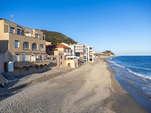 Wohnung, Möbel, Wohngebiet, Balkon, Eigentumswohnung, Stuhl, Schatten, Resort, Küste, Hotel
