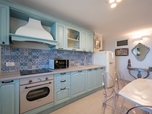 Blau, Küche, Interior Design, Countertop, Flooring, Cabinetry, Fussboden, Möbel, Major Appliance, Beleuchtung