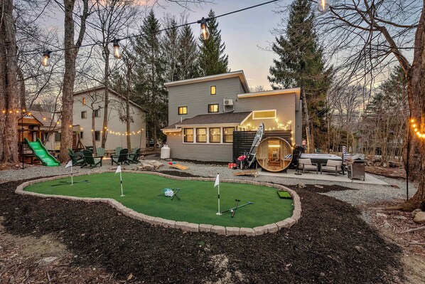 A cozy home with tons of fun—perfect for family adventures in Tobyhanna, PA!