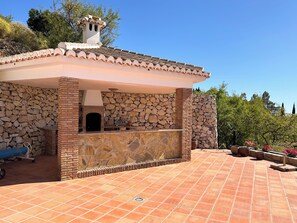 Outdoor kitchen