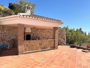 Outdoor kitchen