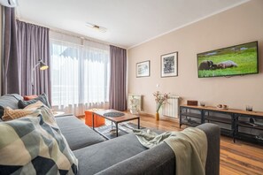 You’ll enjoy natural light pouring in as you sip coffee from the easy-to-use espresso machine. Fast Wi-Fi, a large smart TV, and cozy decor create your ideal chill zone.