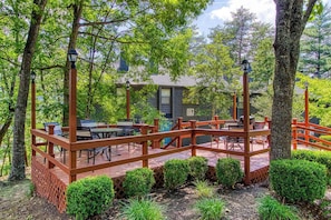 Tucked away in the Smokies, this spacious deck is your go-to spot for morning coffee, stargazing chats, or just kicking back and soaking up the mountain vibes.